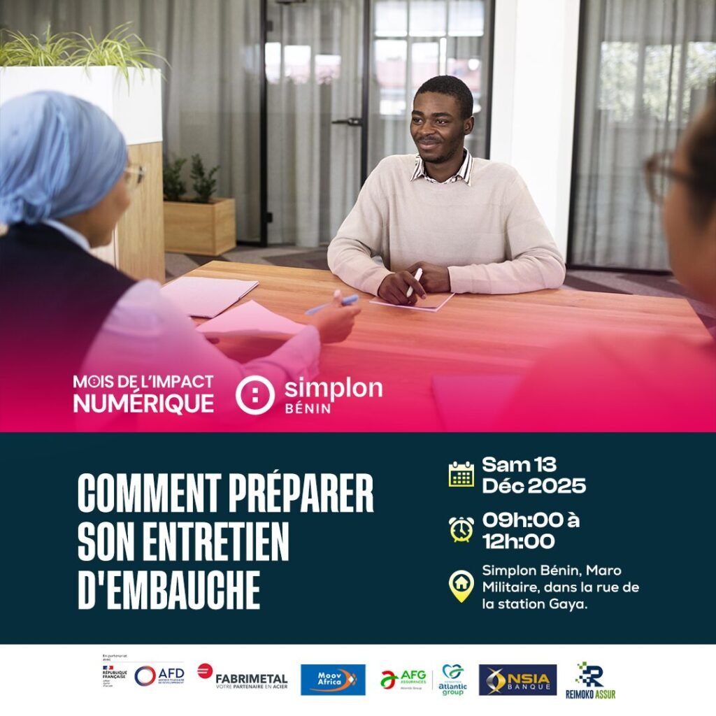 Un jeune homme souriant en entretien d'embauche face à deux recruteuses.