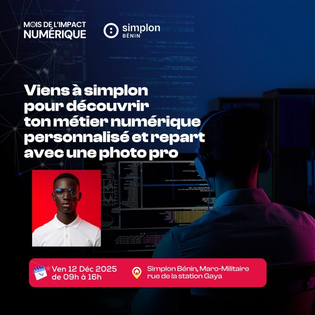 Un jeune homme de dos, casque audio, travaille devant des écrans de code.