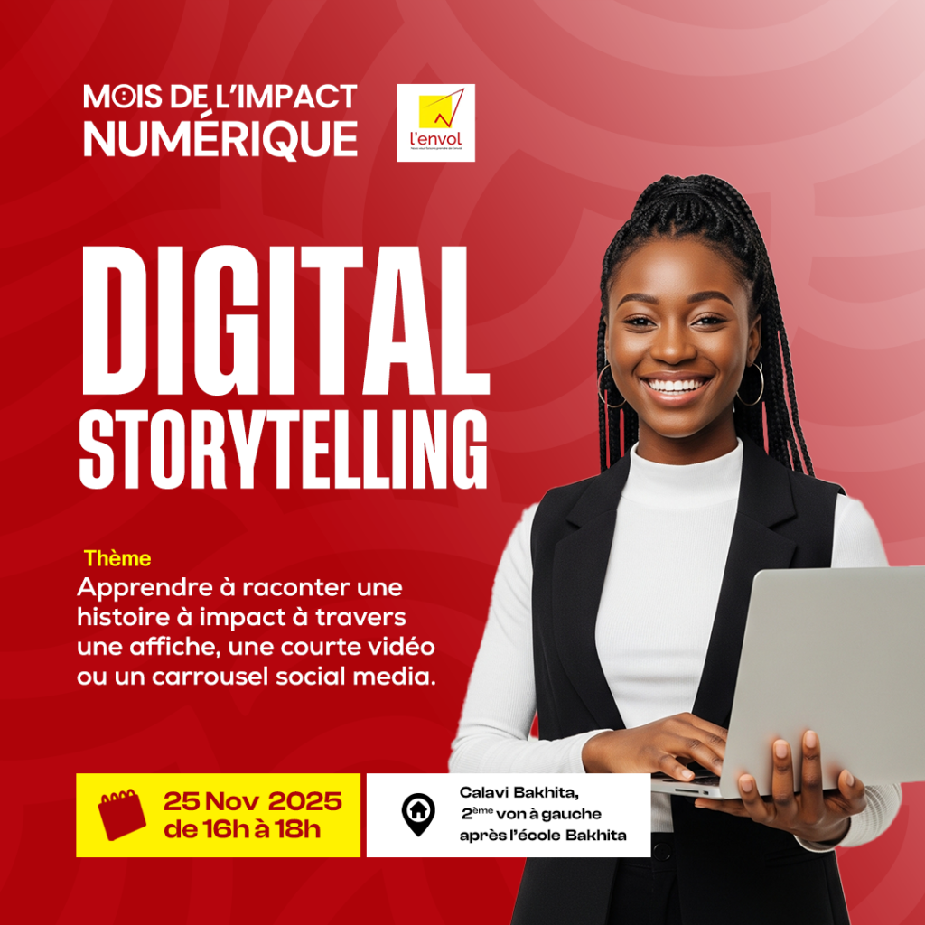 Une jeune femme en tenue professionnelle tient un ordinateur portable.