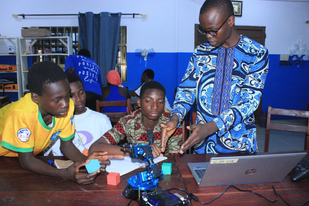 Atelier d’initiation à la robotique à Natitingou — photo 11