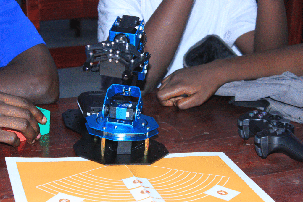 Atelier d’initiation à la robotique à Natitingou — photo 17