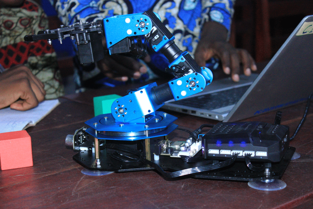Atelier d’initiation à la robotique à Natitingou — photo 21