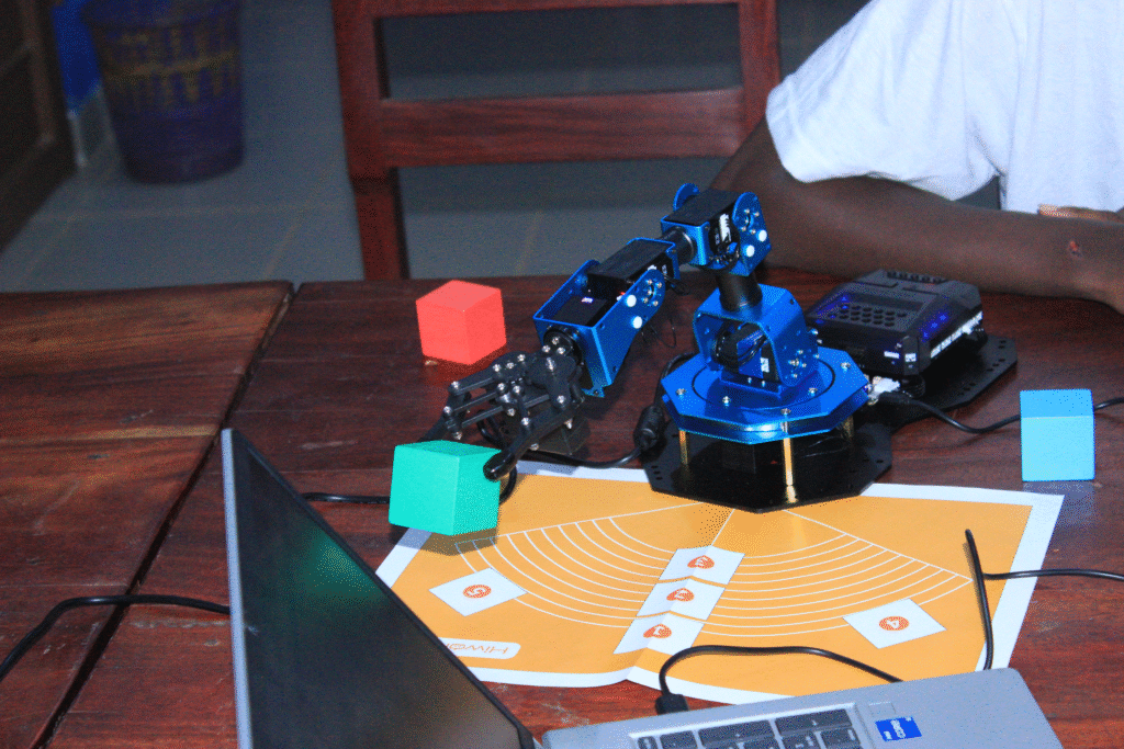 Atelier d’initiation à la robotique à Natitingou — photo 8