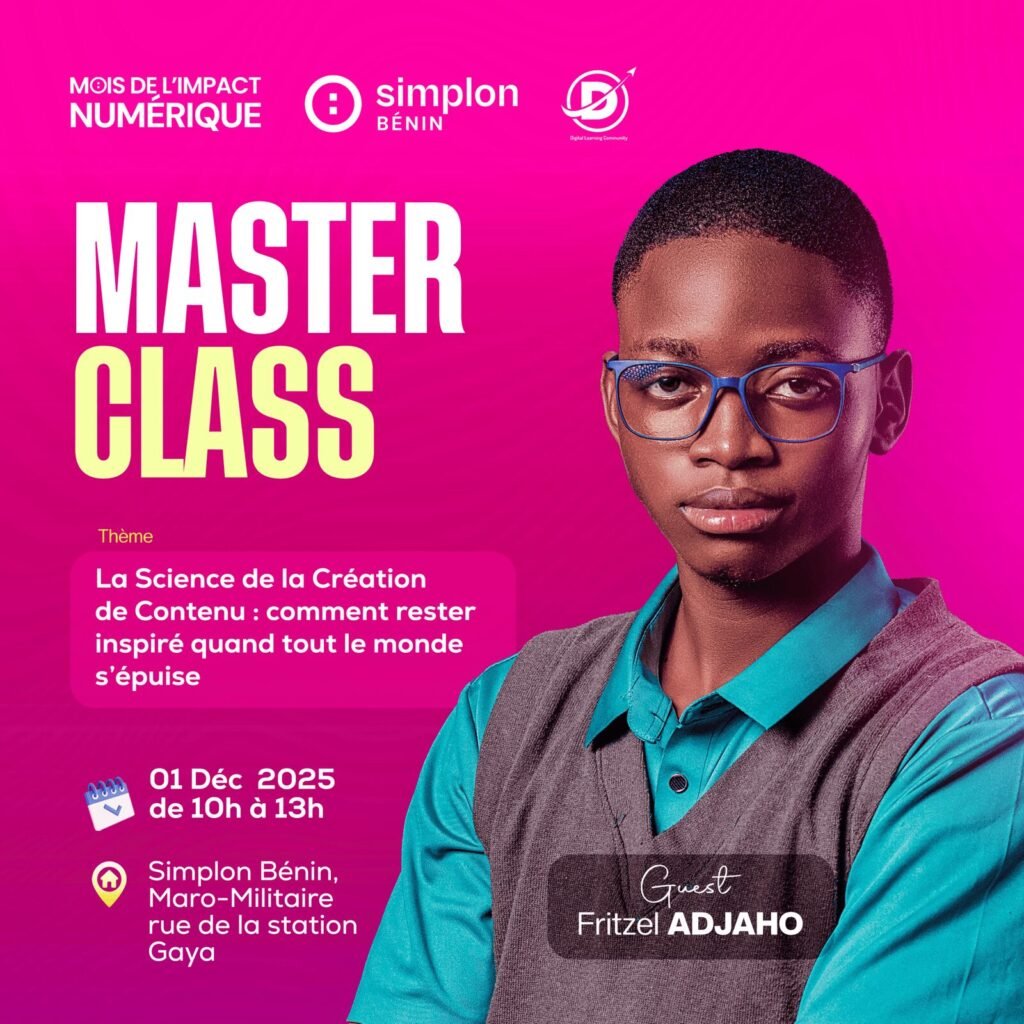 Portrait d'un jeune homme à lunettes bleues en gilet gris, fond rose.