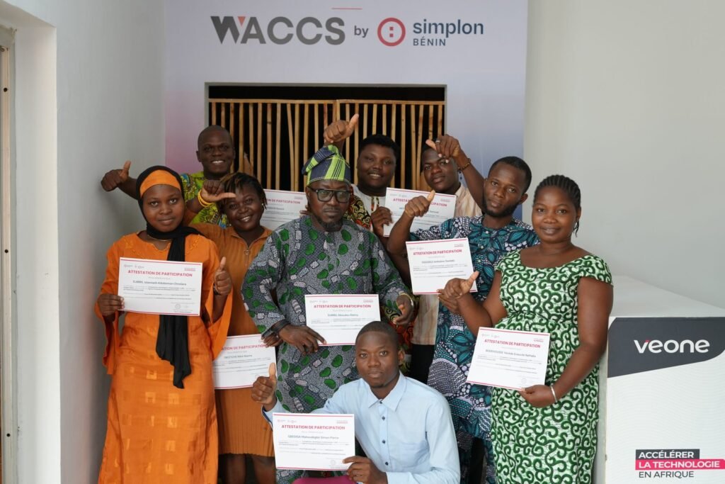 Remise d’attestations aux participants de la formation numérique à WACCS