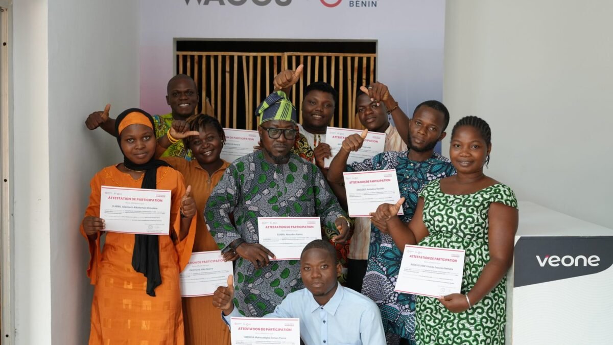 Remise d’attestations aux participants de l’atelier de formation numérique à WACCS