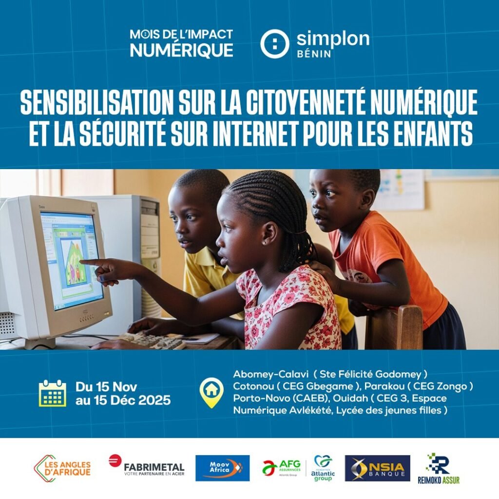 Trois enfants devant un ordinateur, une fillette pointant l'écran du doigt.