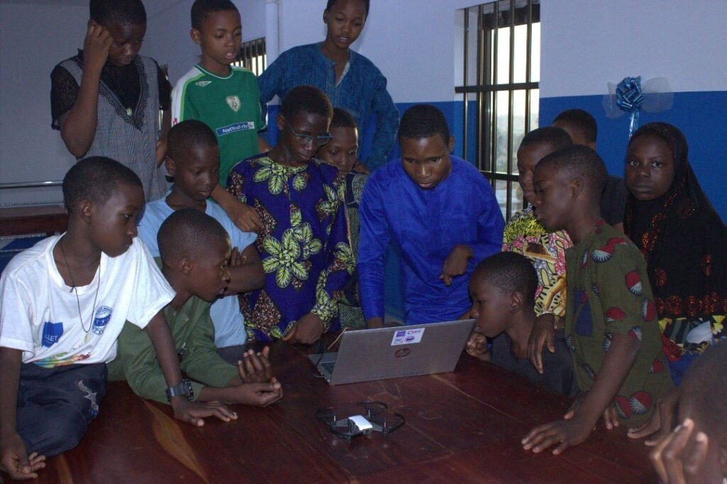 Atelier robotique Tech4Youth à Natitingou