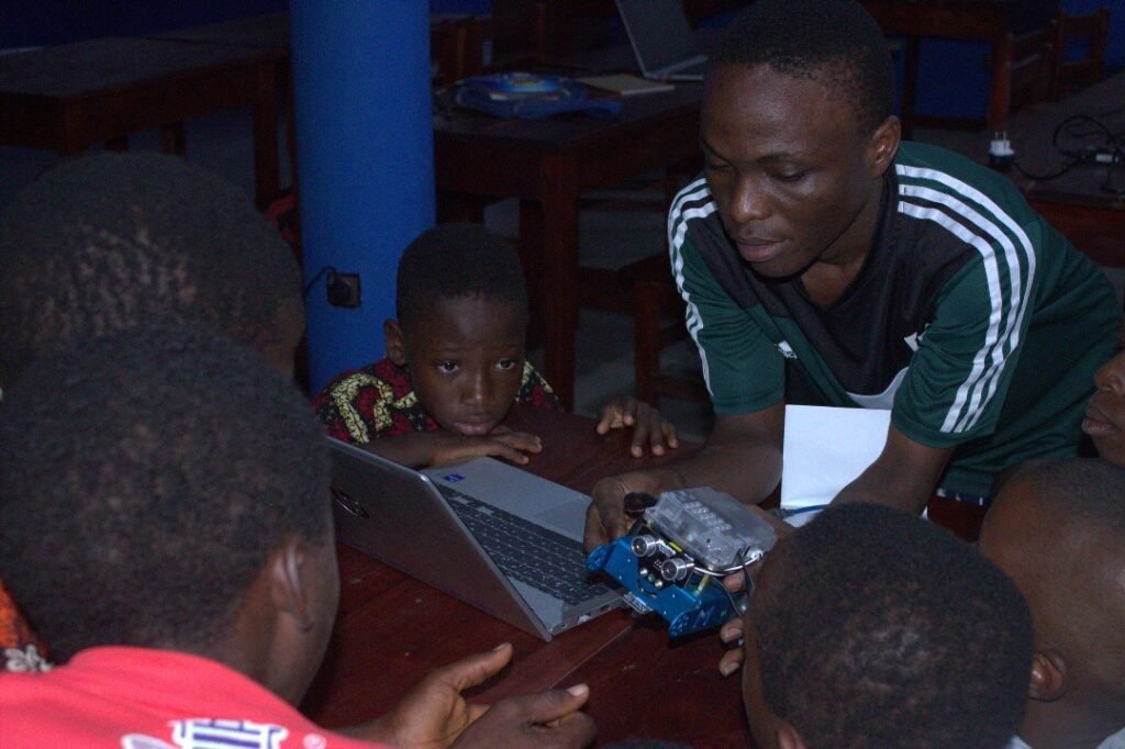 Atelier robotique Tech4Youth à Natitingou — photo 5