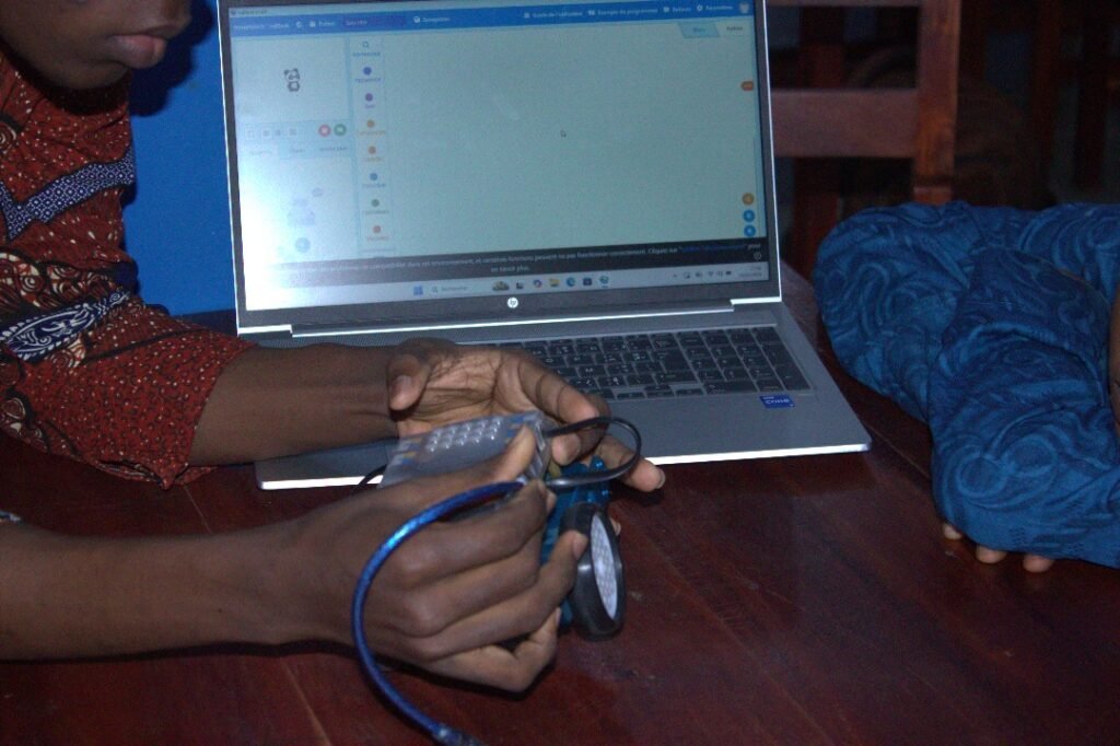 Atelier robotique Tech4Youth à Natitingou — photo 6